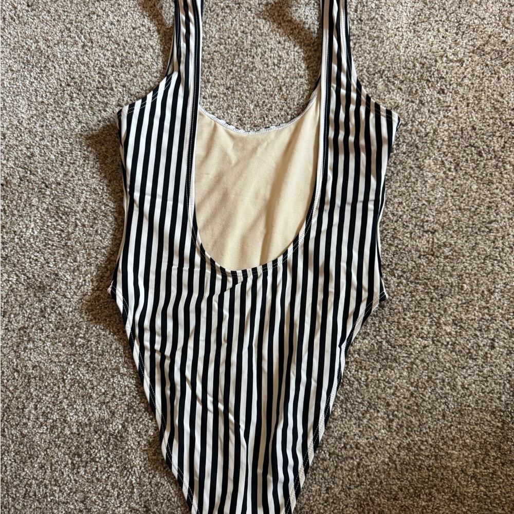 PRIVATE PARTY x UO Collab Exclusive Black and White Striped Swimsuit - Ciao - Picture 4 of 7